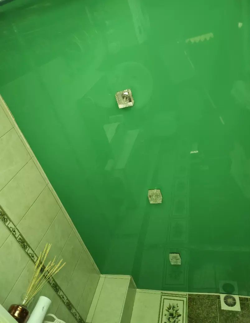 Зеленый натяжной потолок для санузла — Сочи, Ворошиловская, 4/1, фото 1